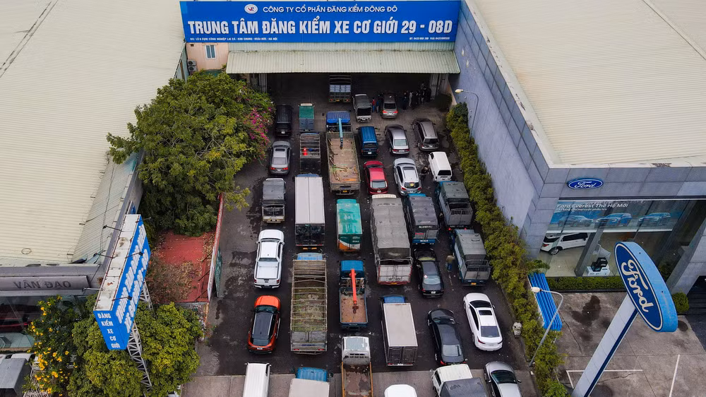 Tình trạng ùn tắc diễn ra tại một trung tâm đăng kiểm tại Hà Nội.