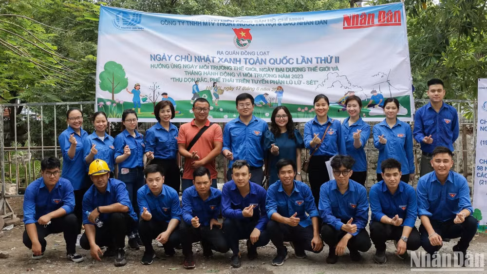 Đại diện đoàn viên hai đơn vị chụp ảnh lưu niệm trước khi tiến hành hoạt động Ngày Chủ nhật xanh. Đại diện đoàn viên hai đơn vị chụp ảnh lưu niệm trước khi tiến hành hoạt động Ngày Chủ nhật xanh.