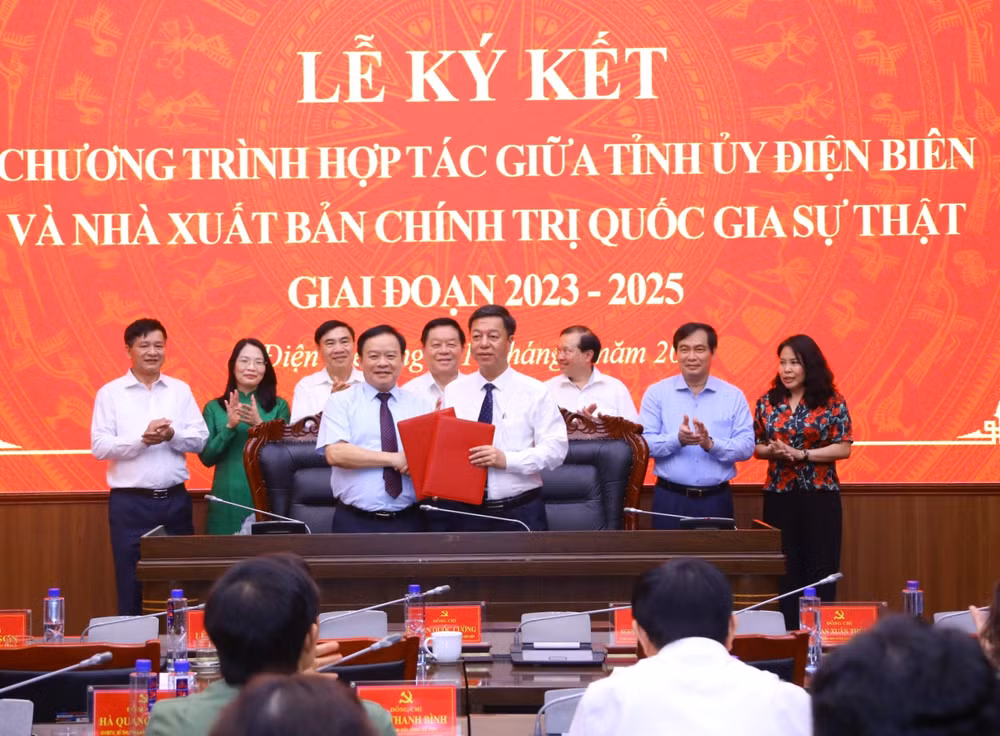 Lễ ký kết Chương trình hợp tác giai đoạn 2023-2025 giữa Nhà xuất bản Chính trị quốc gia Sự thật và Tỉnh ủy Điện Biên.
