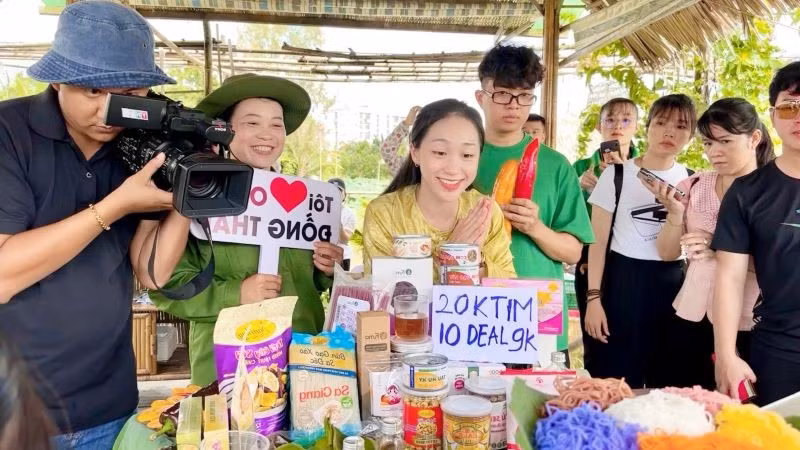 Riêng tại buổi livestream "Chợ Phiên OCOP - Đồng Tháp - Xứ Sở Sen Hồng" đã thu hút hơn 24 triệu lượt tiếp cận, 563.000 người xem livestream.