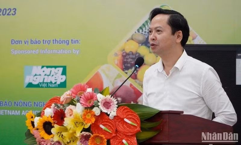 Ông Hoàng Văn Dự, Phó Giám đốc Trung tâm Xúc tiến thương mại nông nghiệp chia sẻ tại hội nghị.