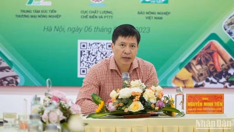 Ông Nguyễn Minh Tiến - Giám đốc Trung tâm Xúc tiến thương mại nông nghiệp chia sẻ tại buổi họp báo. Ông Nguyễn Minh Tiến - Giám đốc Trung tâm Xúc tiến thương mại nông nghiệp chia sẻ tại buổi họp báo.