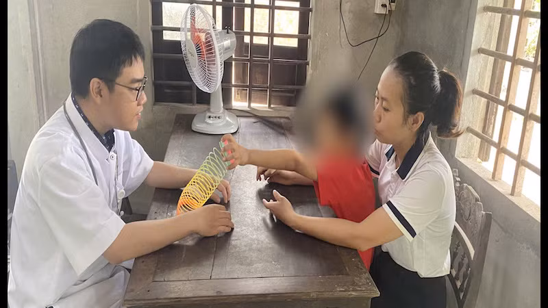 Bác sĩ của Bệnh viện Trung ương Huế đến nhà thăm, khám bệnh cho cháu N.V.T (7 tuổi, trú tại thị xã Hương Thủy, thành phố Huế). Bác sĩ của Bệnh viện Trung ương Huế đến nhà thăm, khám bệnh cho cháu N.V.T (7 tuổi, trú tại thị xã Hương Thủy, thành phố Huế).