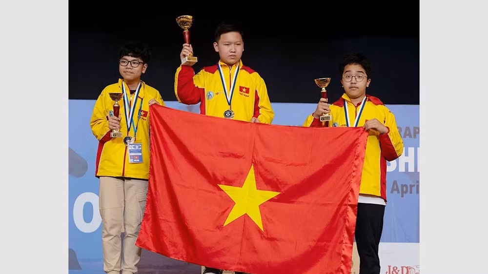 Các kỳ thủ Việt Nam giành trọn bộ huy chương cờ nhanh bảng U14 nam. (Ảnh: Ippotis). 