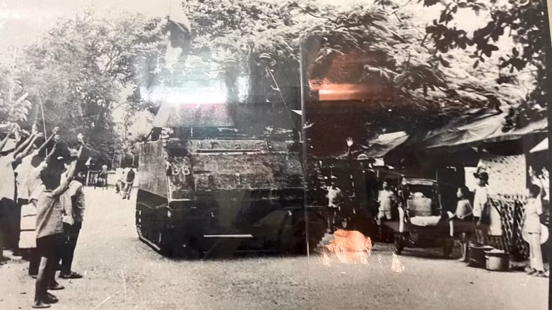 Quân ta và nhân dân Bình Thuận nô nức xuống đường mừng giải phóng quê hương 19/4/1975. (Ảnh tư liệu của Bộ Chỉ huy Quân sự tỉnh Bình Thuận)