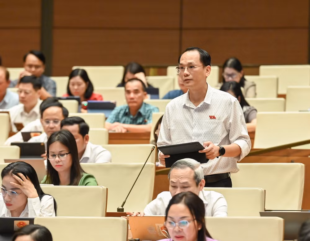 Đại biểu Quốc hội tỉnh Lạng Sơn phát biểu thảo luận về dự án một luật sửa 7 luật chiều 23/5. (Ảnh: BÙI GIANG)