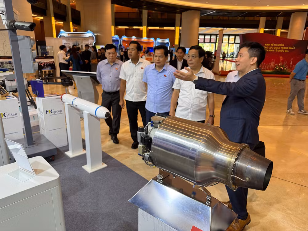 Lãnh đạo Đảng, Nhà nước và đại biểu Quốc hội nhiều địa phương tham quan, tìm hiểu mô hình kinh tế tư nhân và sản phẩm công nghệ cao của Tập đoàn MK. (Ảnh: VĂN CHÚC)