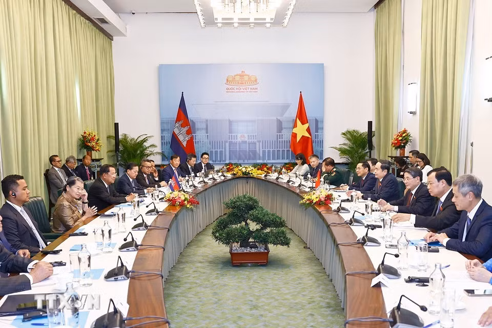 Chủ tịch Quốc hội Trần Thanh Mẫn hội kiến Chủ tịch Đảng Nhân dân Campuchia Hun Sen. (Ảnh: Doãn Tấn/TTXVN)