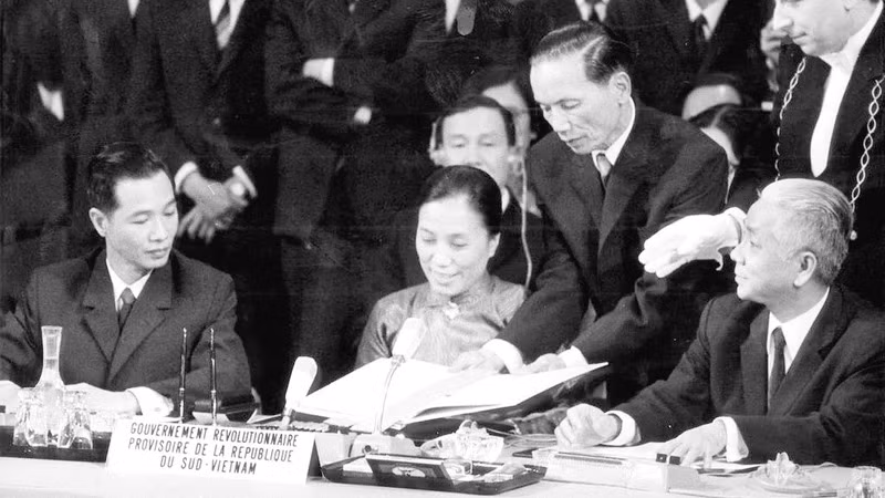 Bộ trưởng Ngoại giao Chính phủ Cách mạng lâm thời Cộng hòa miền Nam Việt Nam Nguyễn Thị Bình ký Hiệp định Paris về chấm dứt chiến tranh, lập lại hòa bình ở Việt Nam, ngày 27/1/1973, tại Trung tâm hội nghị quốc tế ở Thủ đô Paris (Pháp). (Ảnh tư liệu)