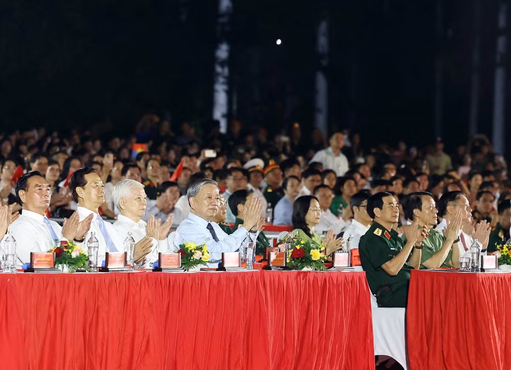 Tổng Bí thư Tô Lâm và các đại biểu dự Chương trình nghệ thuật “Đất nước trọn niềm vui”. (Ảnh: THỐNG NHẤT/TTXVN)