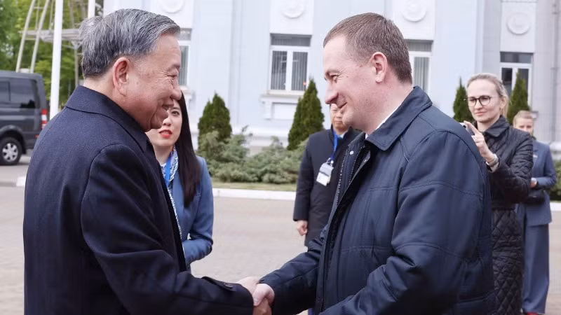 Thủ tướng Belarus Aleksandr Turchin (phải) đón Tổng Bí thư Tô Lâm đến thăm Nhà máy Máy kéo Minsk. (Ảnh: Thống nhất - TTXVN) Thủ tướng Belarus Aleksandr Turchin (phải) đón Tổng Bí thư Tô Lâm đến thăm Nhà máy Máy kéo Minsk. (Ảnh: Thống nhất - TTXVN)