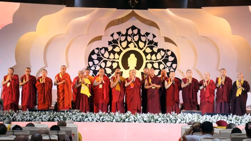 Nghi thức truyền thống Phật giáo tụng kinh cầu hòa bình thế giới. (Ảnh: Tiến Lực/TTXVN) Nghi thức truyền thống Phật giáo tụng kinh cầu hòa bình thế giới. (Ảnh: Tiến Lực/TTXVN)
