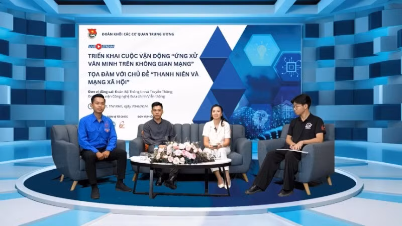 Các diễn giả chia sẻ tại tọa đàm “Thanh niên và Mạng xã hội”. (Ảnh BAN TỔ CHỨC)