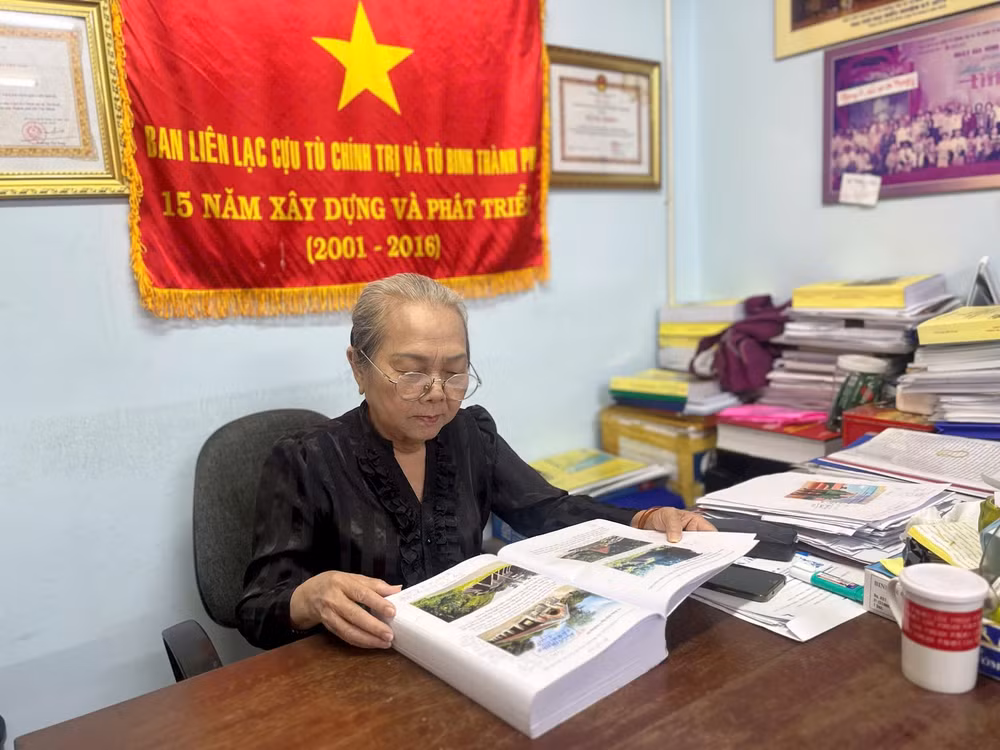 Bà Hoàng Thị Khánh, Trưởng ban Liên lạc toàn quốc chiến sĩ cách mạng Việt Nam từng bị địch bắt, tù đày. (Ảnh: MẠNH HẢO)