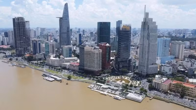 40 năm đổi mới, Thành phố Hồ Chí Minh khẳng định sức mạnh của một đầu tàu kinh tế, lớn mạnh cả về quy mô, năng suất lao động, thu hút đầu tư nước ngoài và đóng góp quan trọng vào ngân sách quốc gia. (Ảnh: THẾ ANH)