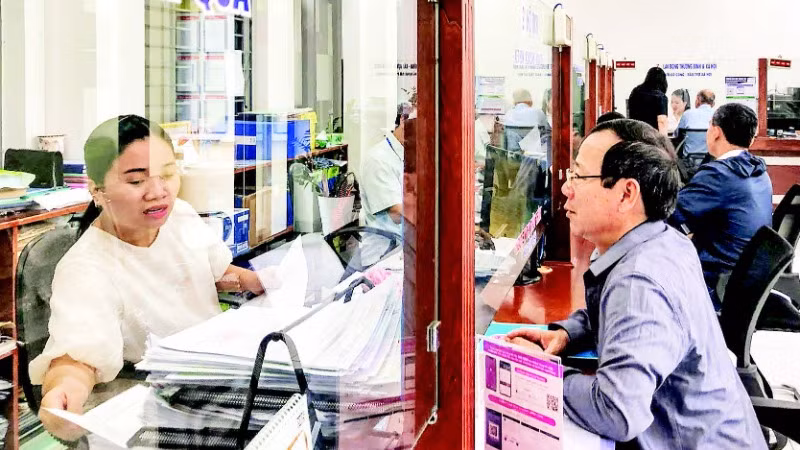 Người dân giải quyết thủ tục hành chính tại bộ phận “Một cửa” phường Phước Ninh, quận Hải Châu, thành phố Đà Nẵng. (Ảnh: HOÀNG NHUNG)