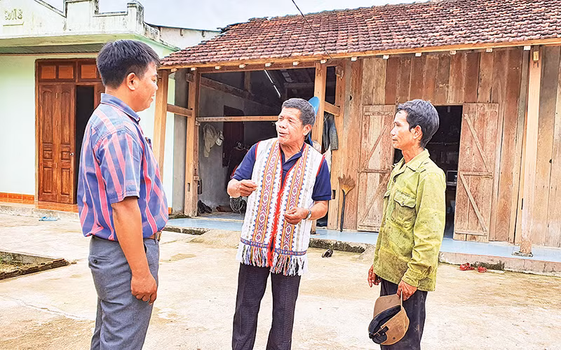 Già làng A Blong tuyên truyền người dân bảo tồn văn hóa Rơ Măm.
