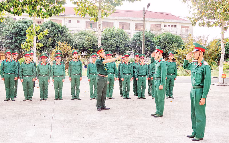 Các đơn vị thuộc Bộ Chỉ huy Quân sự tỉnh Hậu Giang tổ chức huấn luyện điều lệnh đội ngũ vào thứ tư hằng tuần. 