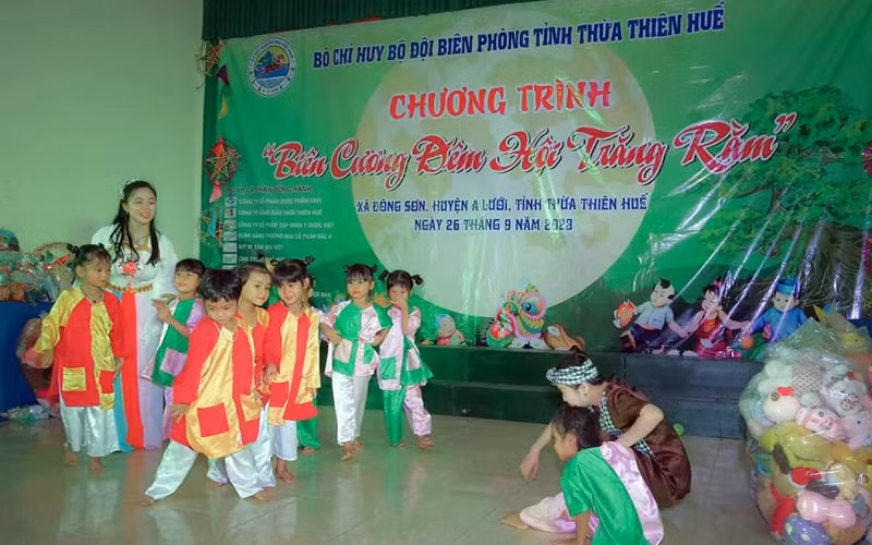 Đêm hội trăng rằm của các em nhỏ xã Đông Sơn, huyện A Lưới. (Ảnh VÕ TIẾN)