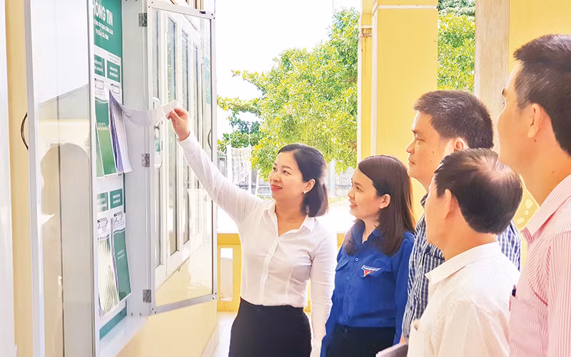 Đại diện Ngân hàng Chính sách xã hội tỉnh Quảng Trị kiểm tra, giám sát hoạt động tín dụng chính sách cho thanh niên năm 2023 tại huyện Vĩnh Linh.