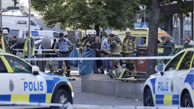 Cảnh sát Stockholm điều tra hiện trường vụ nổ súng. (Nguồn: Visegrad24)