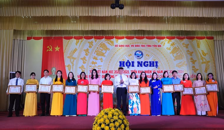 Chủ tịch Ủy ban nhân dân tỉnh Yên Bái Trần Huy Tuấn trao bằng khen cho các tập thể, cá nhân có thành tích xuất sắc trong năm học 2022-2023.
