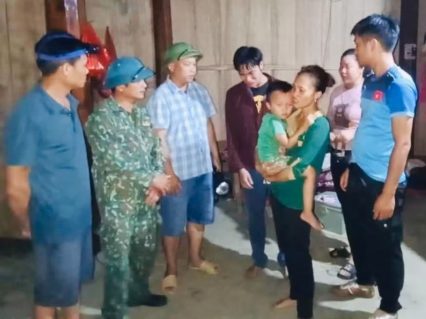 Lãnh đạo xã Phong Dụ Hạ đến động viên gia đình nạn nhân bị nước lũ cuốn trôi.
