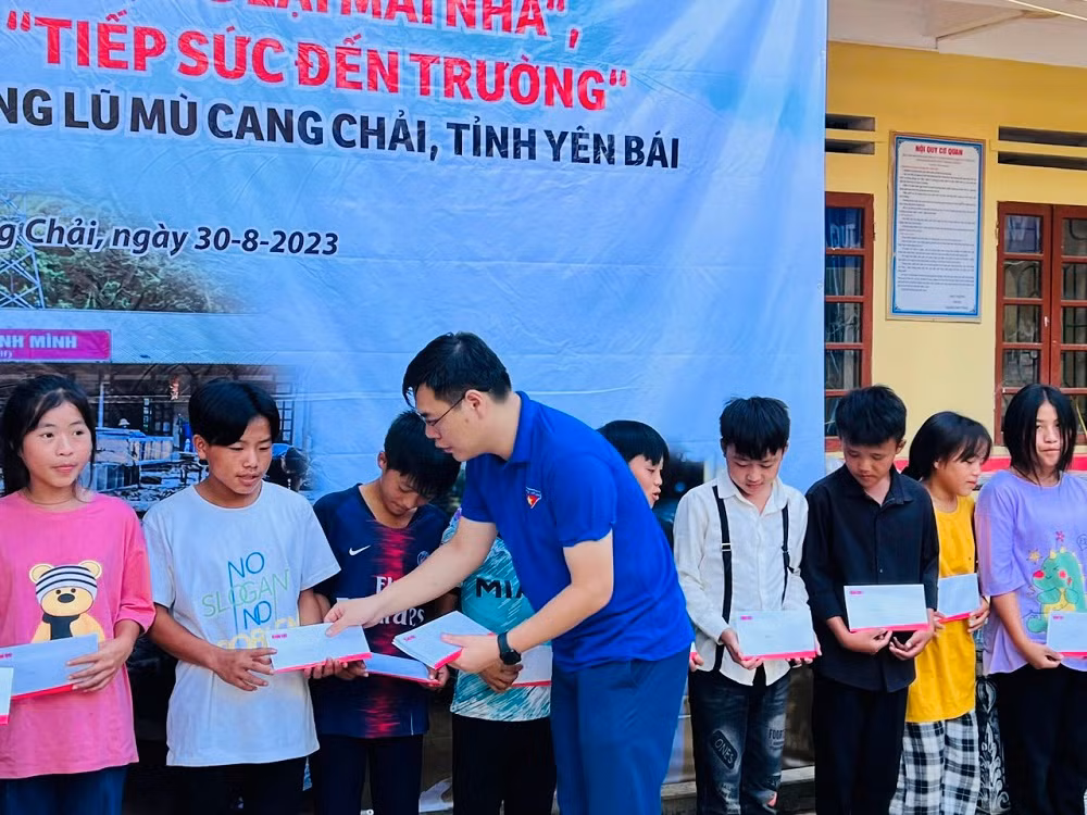Trao hỗ trợ cho các học sinh vùng lũ Mù Cang Chải. Trao hỗ trợ cho các học sinh vùng lũ Mù Cang Chải.