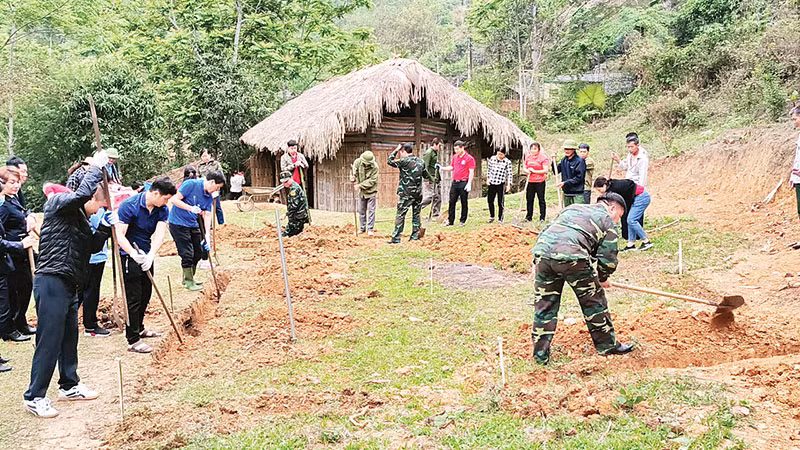 Đảng viên và người dân thôn Khuổi Củng, xã Xuân Lập, huyện Lâm Bình (Tuyên Quang) tham gia đào móng xây nhà mới cho hộ nghèo.