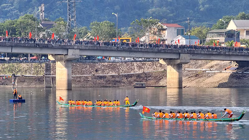 Lễ hội đua thuyền đuôi én ở Điện Biên thu hút đông nhân dân và khách du lịch. (Ảnh Ngọc Thủy)
