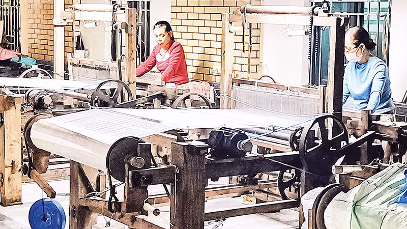 Dệt đũi ở làng nghề Nam Cao, huyện Kiến Xương, tỉnh Thái Bình.