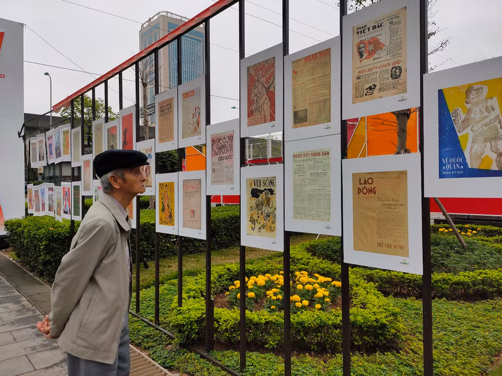 Ông Vương Đức Thu, 85 tuổi, nguyên là phóng viên Báo Hà Tây (nay là báo Hà Nội mới), nguyên Phó Chủ tịch Hội Nhà báo tỉnh Hà Tây (1993-1999) được con gái đưa tới tham quan Hội Báo. Ông cho biết, triển lãm Xuân xưa trên báo Tết khiến ông nhớ lại quá khứ của các bậc đi trước với nhiều trang bìa báo Tết rất công phu và đậm tính nghệ thuật, gây ấn tượng sâu sắc với ông. Ông Vương Đức Thu, 85 tuổi, nguyên là phóng viên Báo Hà Tây (nay là báo Hà Nội mới), nguyên Phó Chủ tịch Hội Nhà báo tỉnh Hà Tây (1993-1999) được con gái đưa tới tham quan Hội Báo. Ông cho biết, triển lãm Xuân xưa trên báo Tết khiến ông nhớ lại quá khứ của các bậc đi trước với nhiều trang bìa báo Tết rất công phu và đậm tính nghệ thuật, gây ấn tượng sâu sắc với ông.