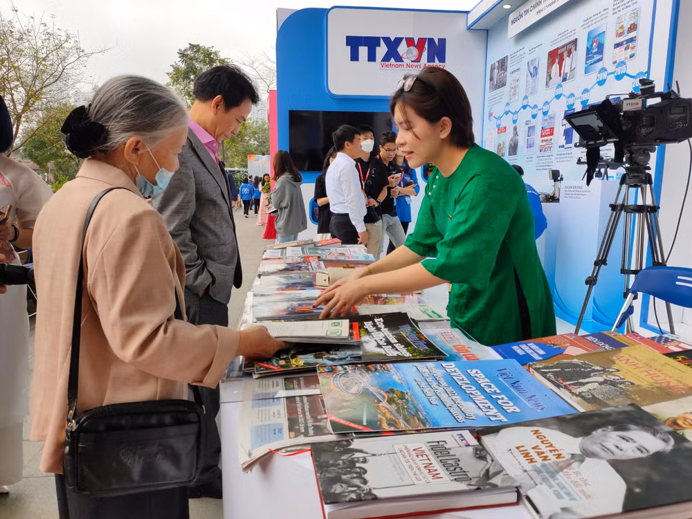 Gian hàng của Thông tấn xã Việt Nam đã tái hiện lại lịch sử 78 năm với nhiều sản phẩm văn hóa, khởi nguồn là bản tin được Chủ tịch Hồ Chí Minh sửa. Chị Vũ Thị Mai Chi cho biết, gian hàng giới thiệu các ấn phẩm của gần 60 đầu báo khác nhau. Gian hàng của Thông tấn xã Việt Nam đã tái hiện lại lịch sử 78 năm với nhiều sản phẩm văn hóa, khởi nguồn là bản tin được Chủ tịch Hồ Chí Minh sửa. Chị Vũ Thị Mai Chi cho biết, gian hàng giới thiệu các ấn phẩm của gần 60 đầu báo khác nhau.