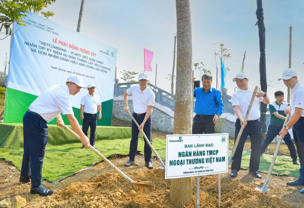 Ban Lãnh đạo Vietcombank cùng đại diện Công đoàn Ngân hàng Việt Nam, Ngân hàng Nhà nước chi nhánh tỉnh Tuyên Quang trồng cây tại Khu di tích lịch sử ngành ngân hàng Việt Nam.