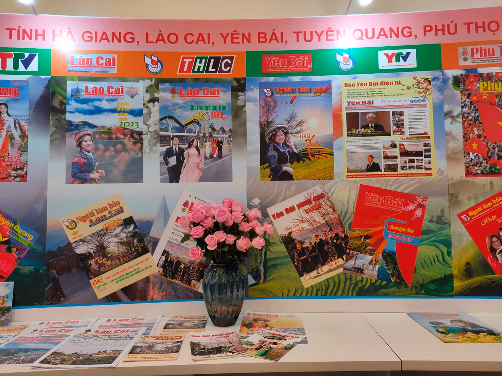 Hội Báo toàn quốc 2023 đã thu hút 87 gian trưng bày các ấn phẩm báo Xuân và các ấn phẩm báo chí tiêu biểu năm 2022 và quý I/2023, với sự tham gia của 63 Hội Nhà báo tỉnh, thành phố, 60 cơ quan báo chí Trung ương và địa phương. Một trong những gian trưng bày ấn tượng nhất Hội báo năm nay là Gian trưng bày của Hội nhà báo các tỉnh, thành phố trong cả nước, mang đến các ấn phẩm báo chí đặc sắc nhất của các cơ quan báo chí các tỉnh, thành phố. Hội Báo toàn quốc 2023 đã thu hút 87 gian trưng bày các ấn phẩm báo Xuân và các ấn phẩm báo chí tiêu biểu năm 2022 và quý I/2023, với sự tham gia của 63 Hội Nhà báo tỉnh, thành phố, 60 cơ quan báo chí Trung ương và địa phương. Một trong những gian trưng bày ấn tượng nhất Hội báo năm nay là Gian trưng bày của Hội nhà báo các tỉnh, thành phố trong cả nước, mang đến các ấn phẩm báo chí đặc sắc nhất của các cơ quan báo chí các tỉnh, thành phố.