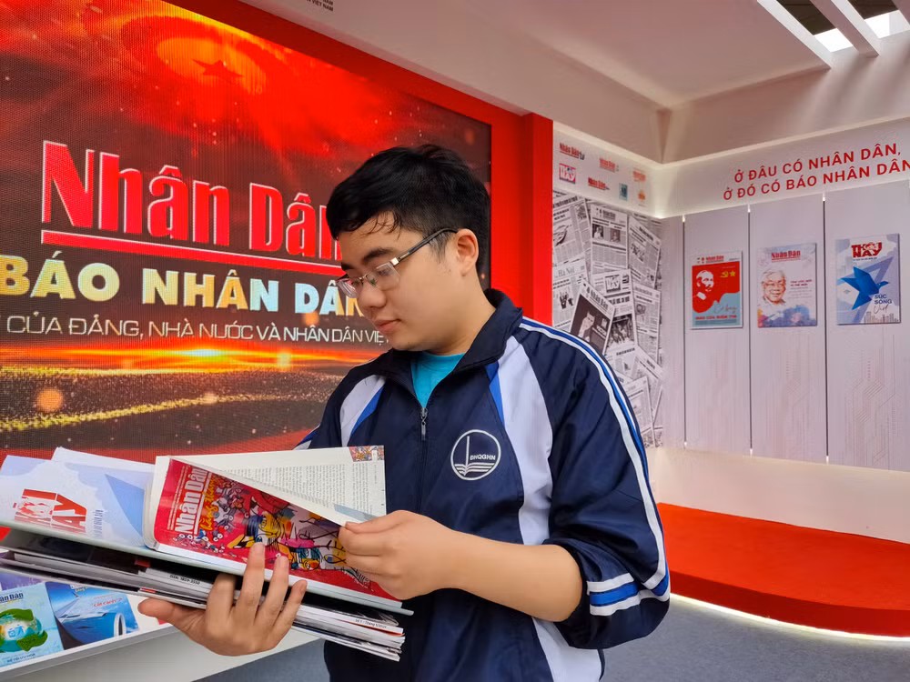 Thăm gian hàng Báo Nhân Dân tại Hội Báo, Trần Minh Hiển, sinh viên Đại học Khoa học xã hội và Nhân văn, Đại học Quốc gia Hà Nội cho biết, em luôn mong chờ Hội Báo, bởi đây là sự kiện lớn, ngoài việc có thể thu thập nhiều ấn phẩm khác nhau để học tập và tham khảo, em còn có cơ hội gặp gỡ các nhà báo để học hỏi thêm kinh nghiệm. Minh Hiển cho biết, em thường đọc các báo điện tử chính thống như Nhân Dân, Lao Động, Thông tấn xã Việt Nam, Người làm báo, đặc biệt là E-magazine trên các báo. Em rất thích đọc các E-magazine trên Báo Nhân Dân bởi giao diện đẹp, ảnh size lớn, thông tin thú vị, bổ ích. Thăm gian hàng Báo Nhân Dân tại Hội Báo, Trần Minh Hiển, sinh viên Đại học Khoa học xã hội và Nhân văn, Đại học Quốc gia Hà Nội cho biết, em luôn mong chờ Hội Báo, bởi đây là sự kiện lớn, ngoài việc có thể thu thập nhiều ấn phẩm khác nhau để học tập và tham khảo, em còn có cơ hội gặp gỡ các nhà báo để học hỏi thêm kinh nghiệm. Minh Hiển cho biết, em thường đọc các báo điện tử chính thống như Nhân Dân, Lao Động, Thông tấn xã Việt Nam, Người làm báo, đặc biệt là E-magazine trên các báo. Em rất thích đọc các E-magazine trên Báo Nhân Dân bởi giao diện đẹp, ảnh size lớn, thông tin thú vị, bổ ích.