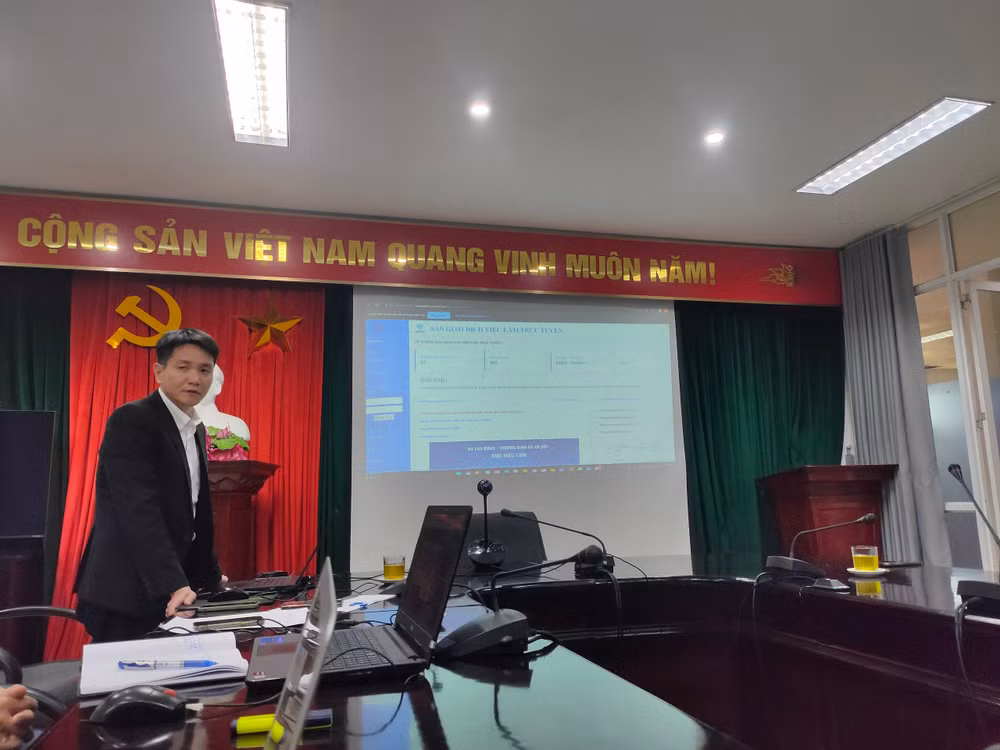 Phó Giám đốc Trung tâm Quốc gia về Dịch vụ việc làm Nguyễn Văn An giới thiệu về bộ công cụ quản lý điều hành sàn giao dịch việc làm trực tuyến. Phó Giám đốc Trung tâm Quốc gia về Dịch vụ việc làm Nguyễn Văn An giới thiệu về bộ công cụ quản lý điều hành sàn giao dịch việc làm trực tuyến.