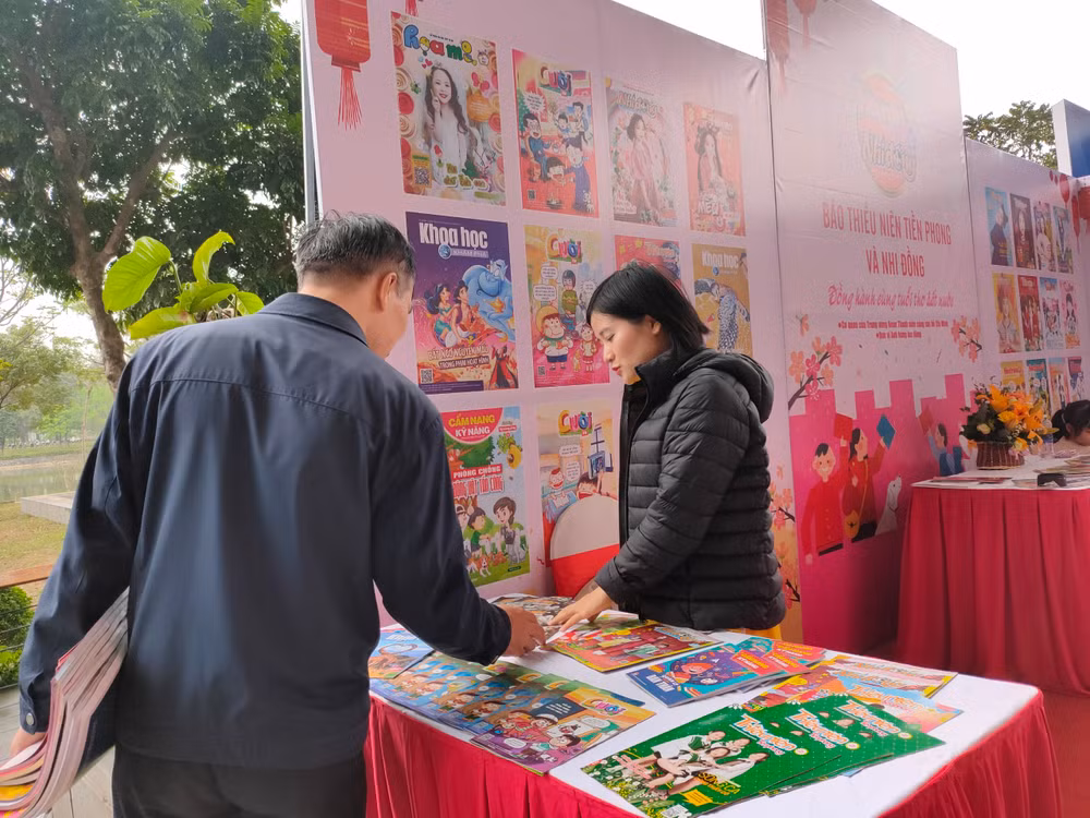 Chị Trinh Ngọc, Báo Thiếu niên Tiền phong và Nhi đồng cho biết, qua các năm Báo Nhi đồng đã có thêm rất nhiều ấn phẩm mới, như Cẩm nang Kỹ năng sống, các số báo khám phá đặc biệt. Các ấn phẩm ngày càng chuyên sâu hơn và nắm bắt được nhu cầu của thiếu niên, nhi đồng hiện nay. Ngoài phát hành báo in qua các nhà trường, Báo còn phát hành qua các kênh online để các bạn nhỏ có thể đọc báo online, đặc biệt là trong thời gian diễn ra dịch Covid-19. Chị Trinh Ngọc, Báo Thiếu niên Tiền phong và Nhi đồng cho biết, qua các năm Báo Nhi đồng đã có thêm rất nhiều ấn phẩm mới, như Cẩm nang Kỹ năng sống, các số báo khám phá đặc biệt. Các ấn phẩm ngày càng chuyên sâu hơn và nắm bắt được nhu cầu của thiếu niên, nhi đồng hiện nay. Ngoài phát hành báo in qua các nhà trường, Báo còn phát hành qua các kênh online để các bạn nhỏ có thể đọc báo online, đặc biệt là trong thời gian diễn ra dịch Covid-19.