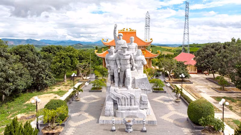 Tượng đài chiến thắng Đak Pơ.