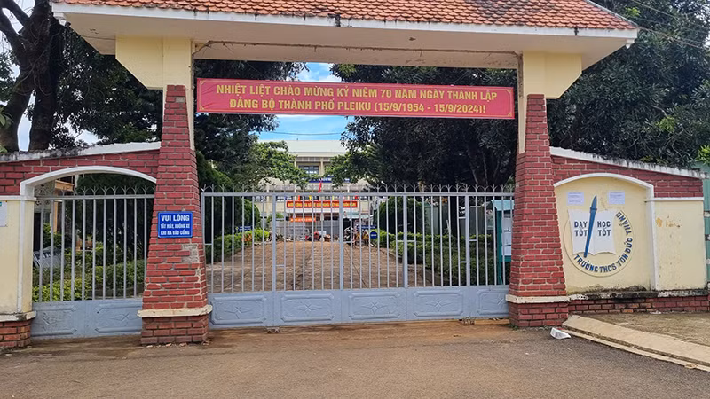 Trường THCS Tôn Đức Thắng, địa chỉ 55 Phan Đăng Lưu, phường Thống Nhất, thành phố Pleiku.