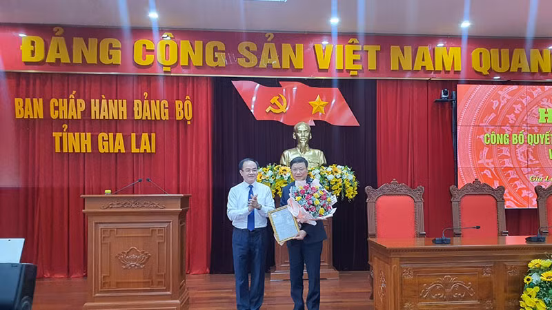 Thứ trưởng Nội vụ Vũ Chiến Thắng trao Quyết định của Thủ tướng Chính phủ cho đồng chí Trương Hải Long. Thứ trưởng Nội vụ Vũ Chiến Thắng trao Quyết định của Thủ tướng Chính phủ cho đồng chí Trương Hải Long.