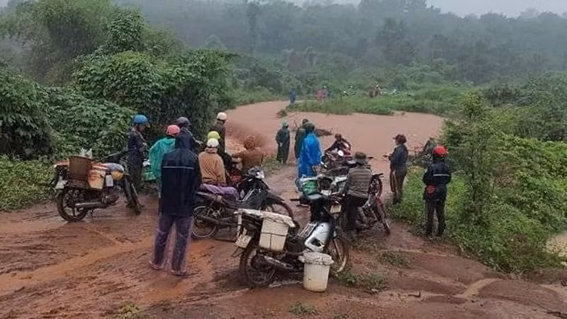 Nhiều người dân xã Ia Pnôn mắc kẹt không thể về nhà do mưa lớn nước suối dâng cao.