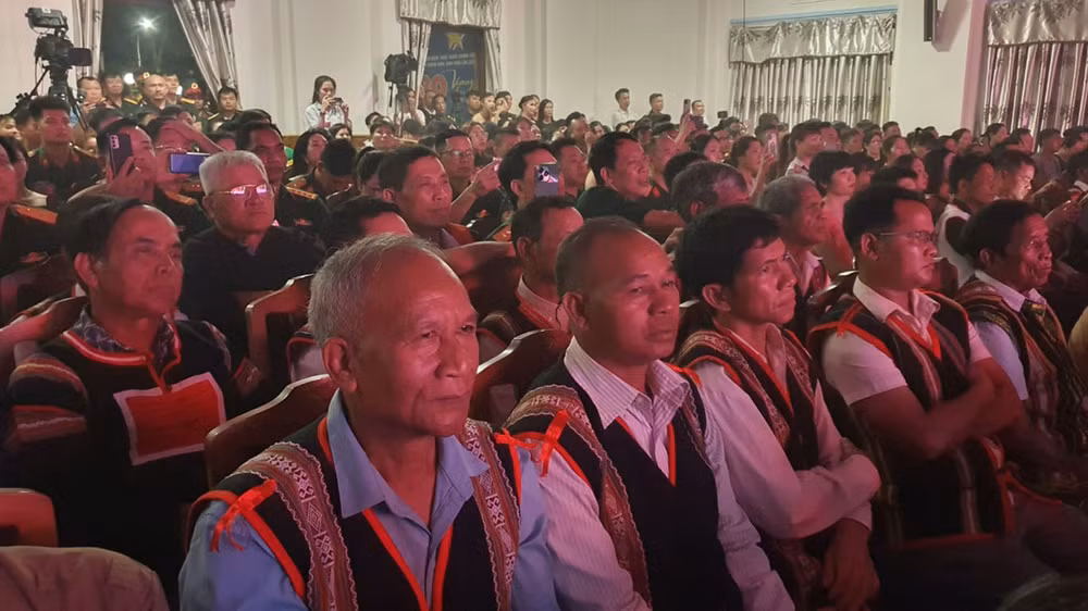 Đông đảo các già làng, trưởng thôn hai tỉnh Gia Lai và Kon Tum về dự Liên hoan.