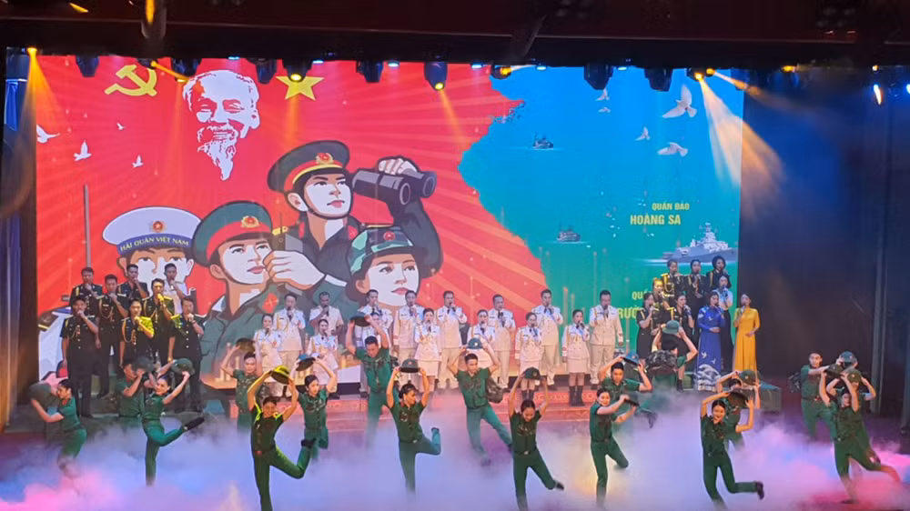 Tiết mục mở màn Liên hoan hát múa: Vinh Quang Quân đội anh hùng của Đoàn Văn công Quân khu 5.