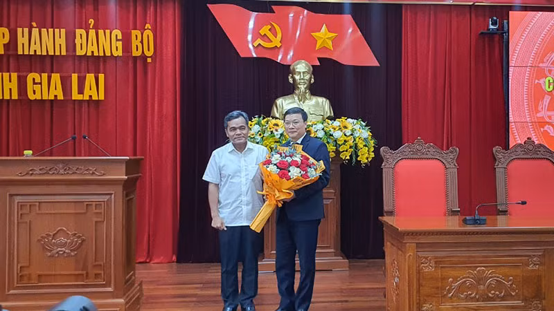 Đồng chí Hồ Văn Niên, Ủy viên Trung ương Đảng, Bí Thư Tỉnh ủy, Chủ tịch Hội đồng nhân dân tỉnh Gia Lai tặng hoa chúc mừng đồng chí Trương Hải Long.