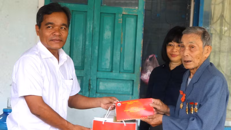 Thăm, tặng quà những người trực tiếp tham gia và các gia đình có người tham gia trận đánh Đak Pơ.