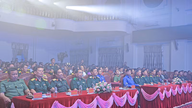 Các đại biểu tham dự bế mạc Liên hoan.