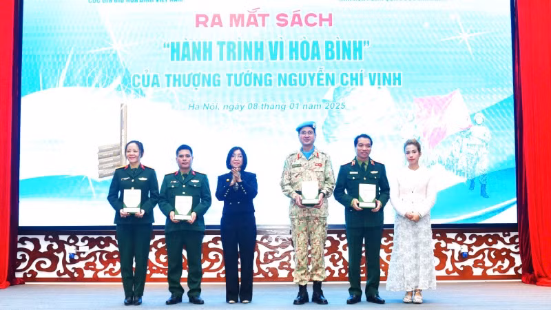 Đại diện gia đình Thượng tướng Nguyễn Chí Vịnh tặng sách cho các cơ quan, đơn vị trong quân đội.