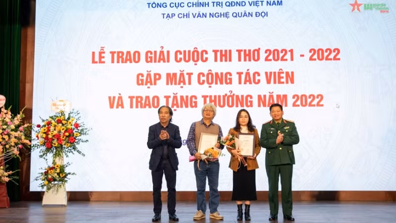 Phùng Thị Hương Ly (thứ hai từ phải qua) nhận giải thưởng Cuộc thi Thơ của Tạp chí Văn nghệ Quân đội.