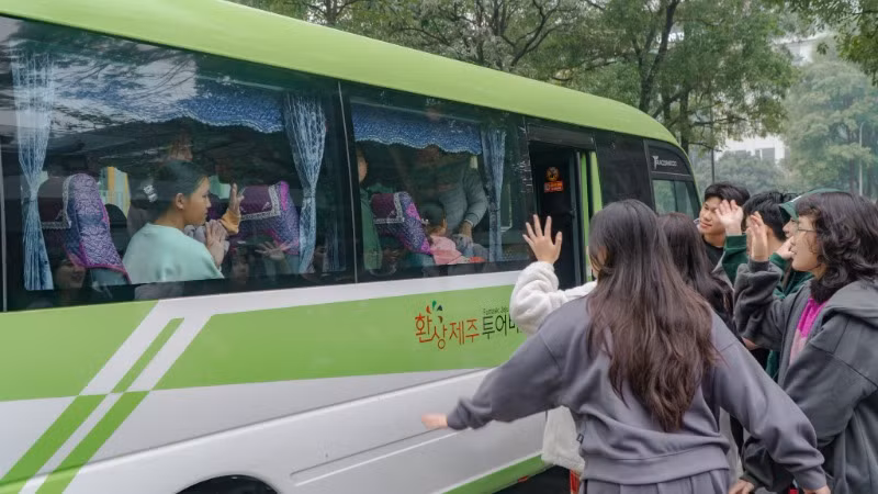 Giây phút tạm biệt đầy lưu luyến.